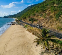 Scenic costal drive between Cairns & Port Douglas