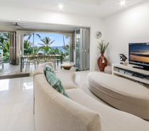 Island Views Apartments feature spacious living areas.