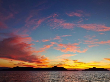 great barrier reef tours airlie beach